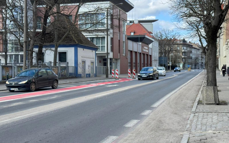 5/6 Słupki ustawione przy ścieżce rowerowej na Dąbrowskiego