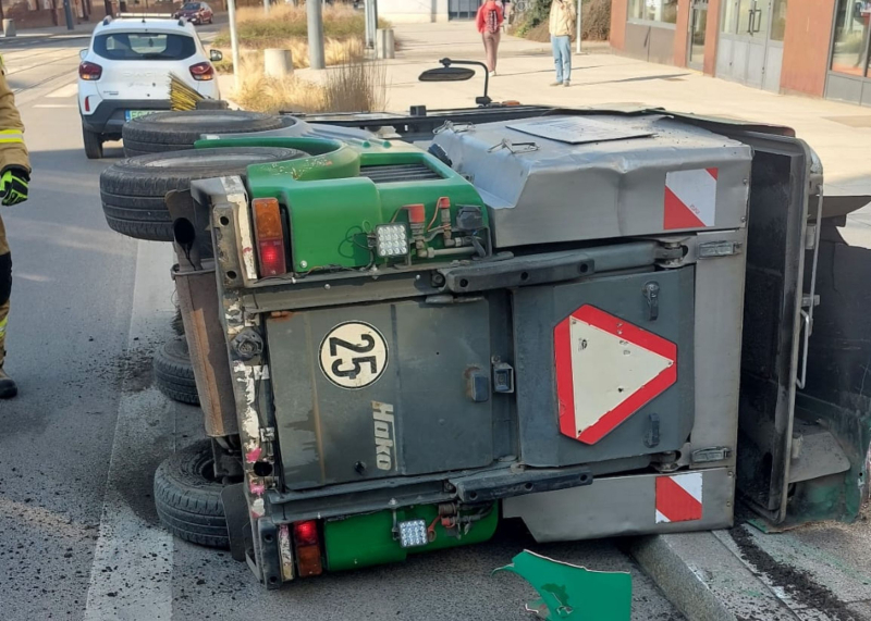 1/5 Zamiatarka Inneko przewróciła się na bok na Sikorskiego