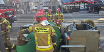 Zamiatarka Inneko przewróciła się na bok na Sikorskiego