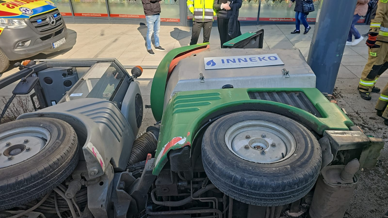 3/5 Zamiatarka Inneko przewróciła się na bok na Sikorskiego