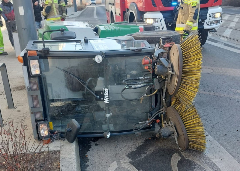 4/5 Zamiatarka Inneko przewróciła się na bok na Sikorskiego