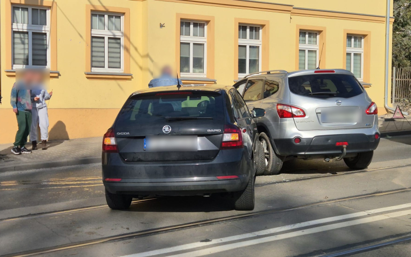 2/5 Zderzenie Skody i Nissana na Podmiejskiej