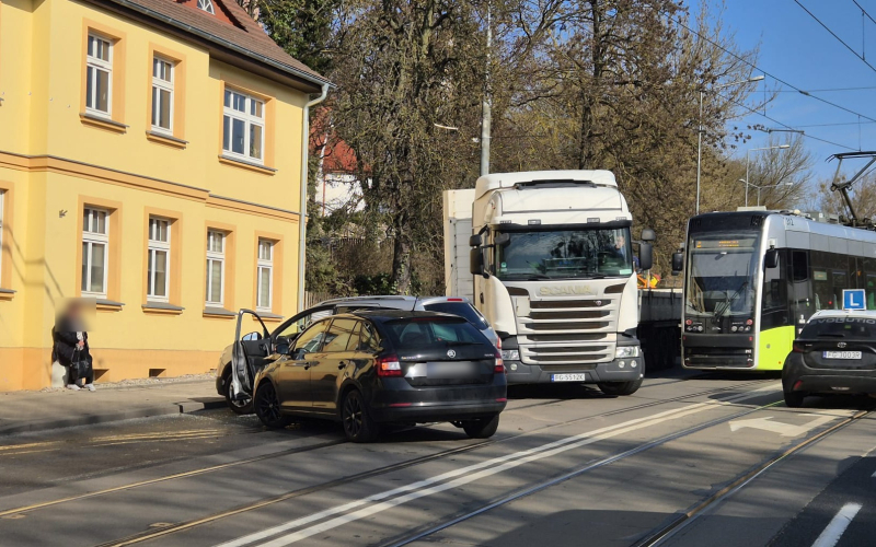 3/5 Zderzenie Skody i Nissana na Podmiejskiej