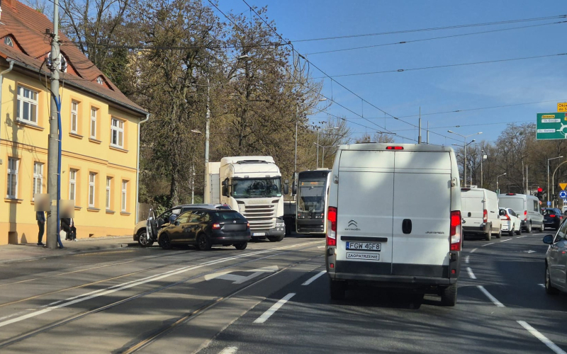 4/5 Zderzenie Skody i Nissana na Podmiejskiej