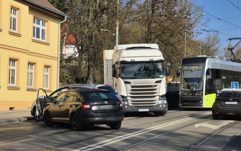 5/5 Zderzenie Skody i Nissana na Podmiejskiej