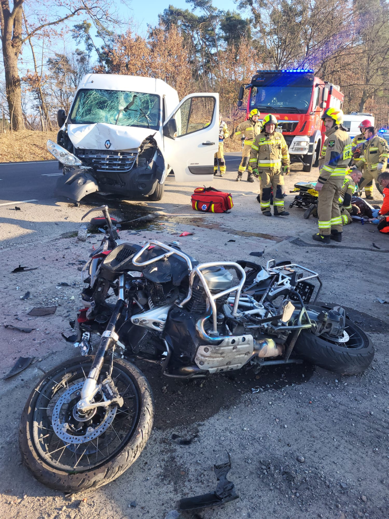 3/4 Wypadek w Kłodawie. Zderzenie busa i motocykla