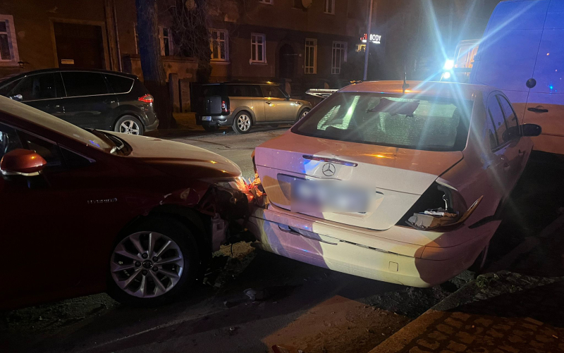 2/7 Pijany kierowca Toyoty rozbił zaparkowane auta na Borowskiego