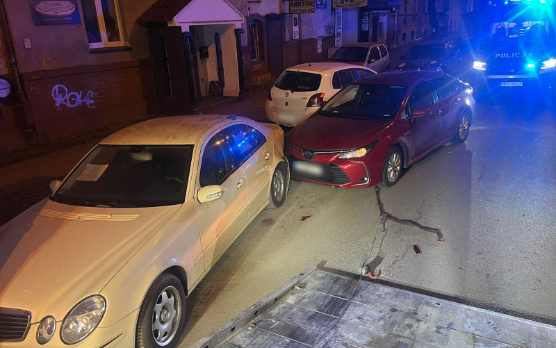5/7 Pijany kierowca Toyoty rozbił zaparkowane auta na Borowskiego