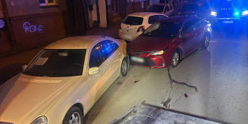 Pijany kierowca Toyoty rozbił zaparkowane auta na Borowskiego