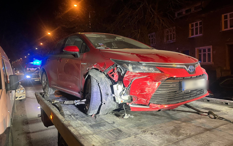 6/7 Pijany kierowca Toyoty rozbił zaparkowane auta na Borowskiego