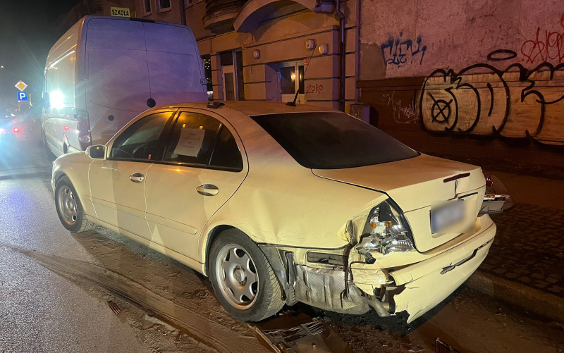7/7 Pijany kierowca Toyoty rozbił zaparkowane auta na Borowskiego
