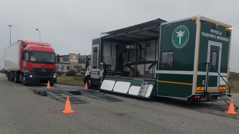 2/6 Kontrole ITD ciężarówek dowożących towary do supermarketów