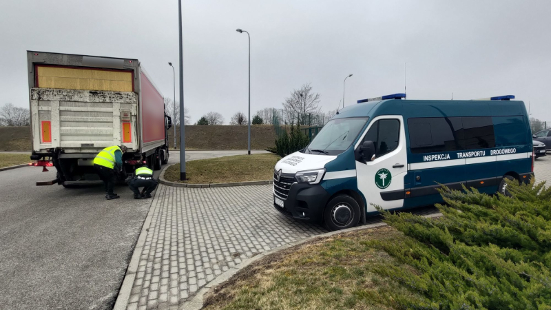 3/6 Kontrole ITD ciężarówek dowożących towary do supermarketów