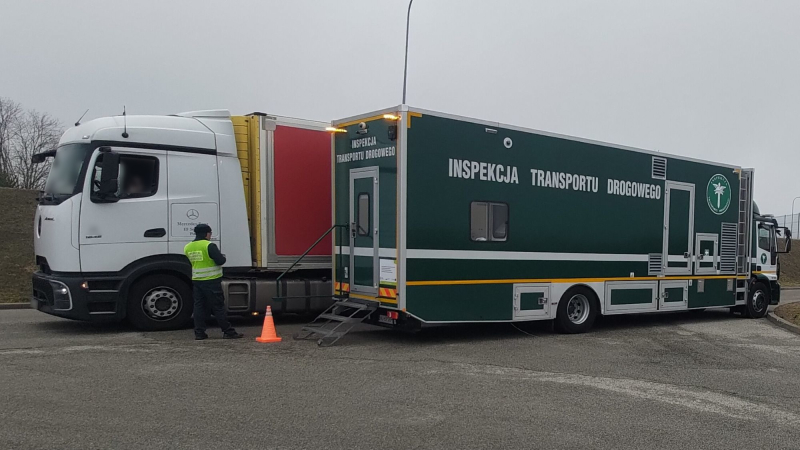 4/6 Kontrole ITD ciężarówek dowożących towary do supermarketów