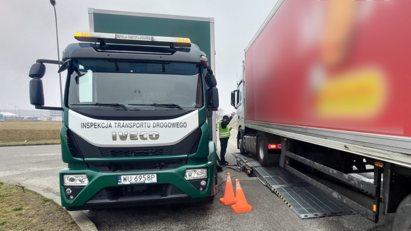 5/6 Kontrole ITD ciężarówek dowożących towary do supermarketów