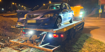 Mazda zatrzymała się na wysepce ronda Górczyńskiego