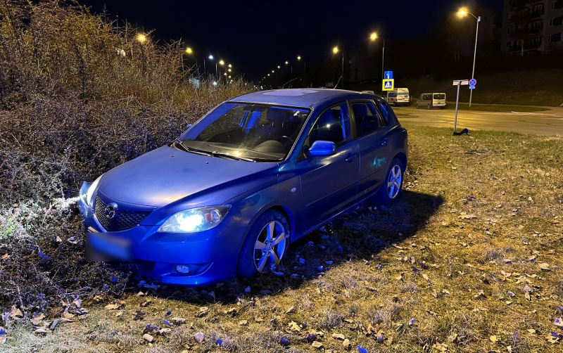 3/5 Wypadek na rondzie Górczyńskim. Mazda zatrzymała się na wysepce