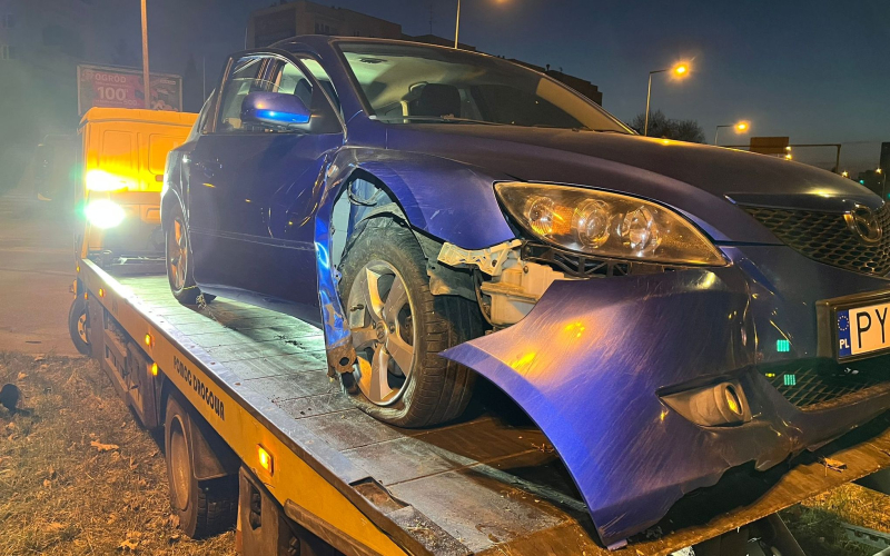 4/5 Wypadek na rondzie Górczyńskim. Mazda zatrzymała się na wysepce