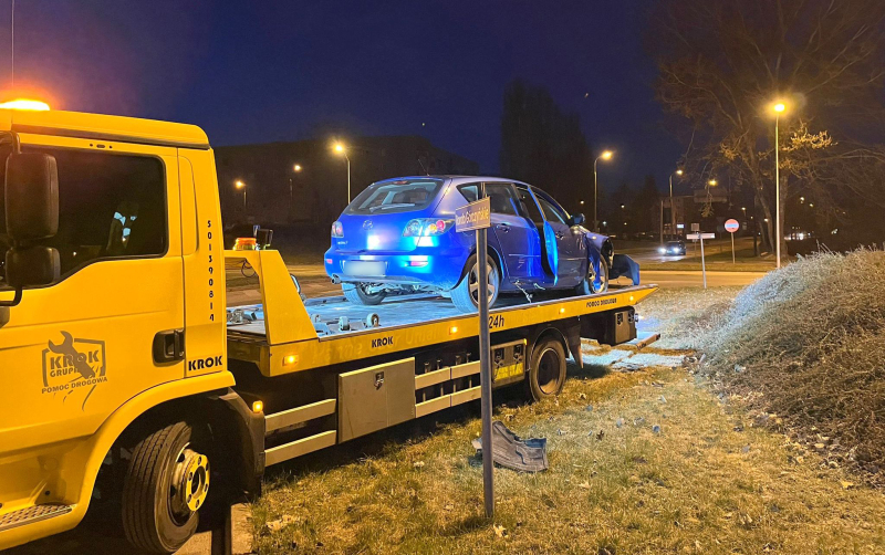 5/5 Wypadek na rondzie Górczyńskim. Mazda zatrzymała się na wysepce