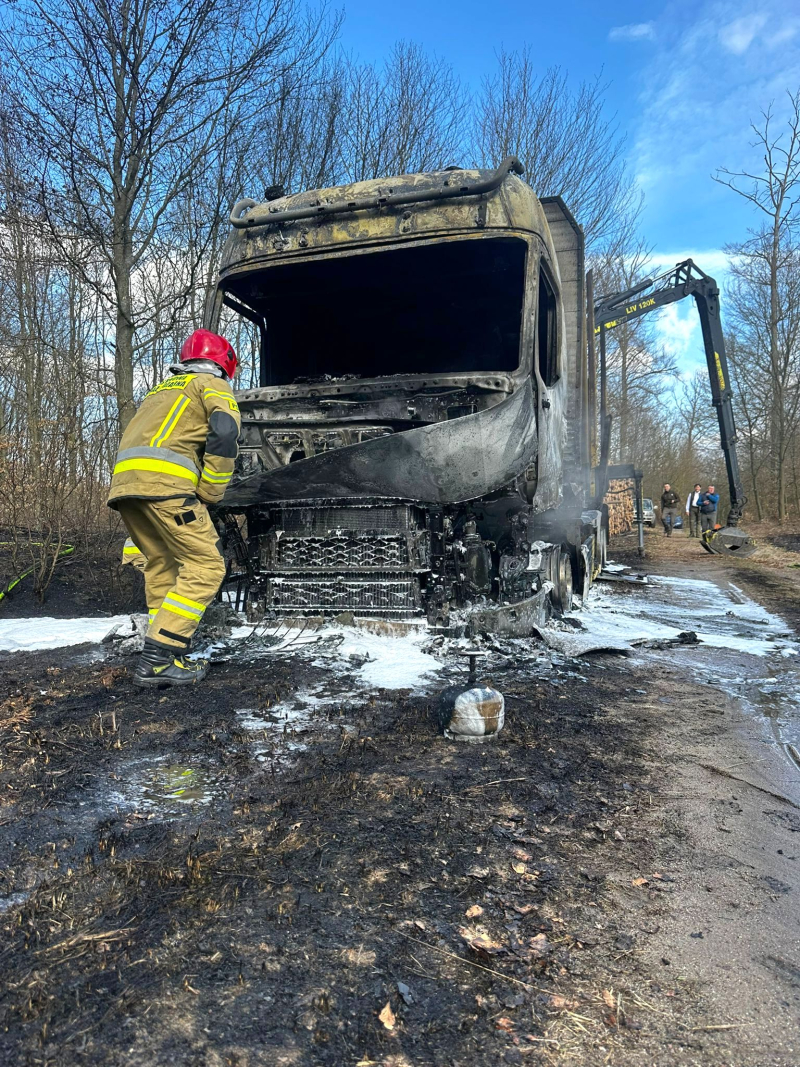 5/5 Pożar ciężarówki przewożącej drewno w Ściechowie