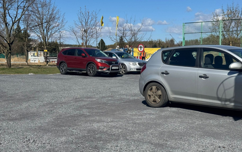 3/5 Tymczasowy parking na boisku na os. Piaski w Gorzowie