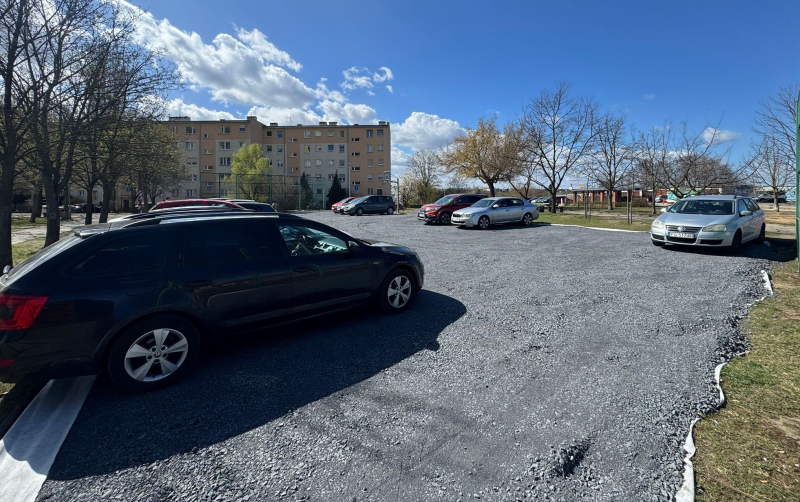 Tymczasowy parking na boisku na os. Piaski