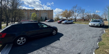 Tymczasowy parking na boisku na os. Piaski