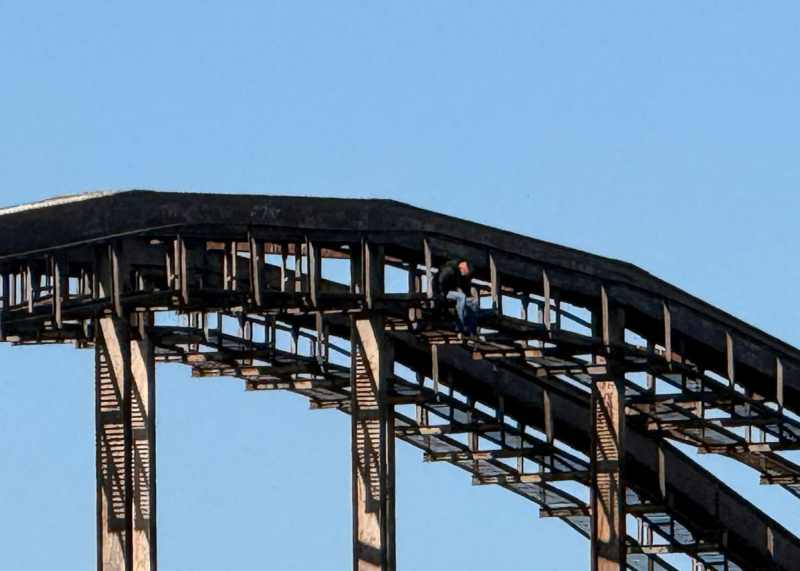 1/3 Mężczyzna wszedł na most kolejowy w Gorzowie