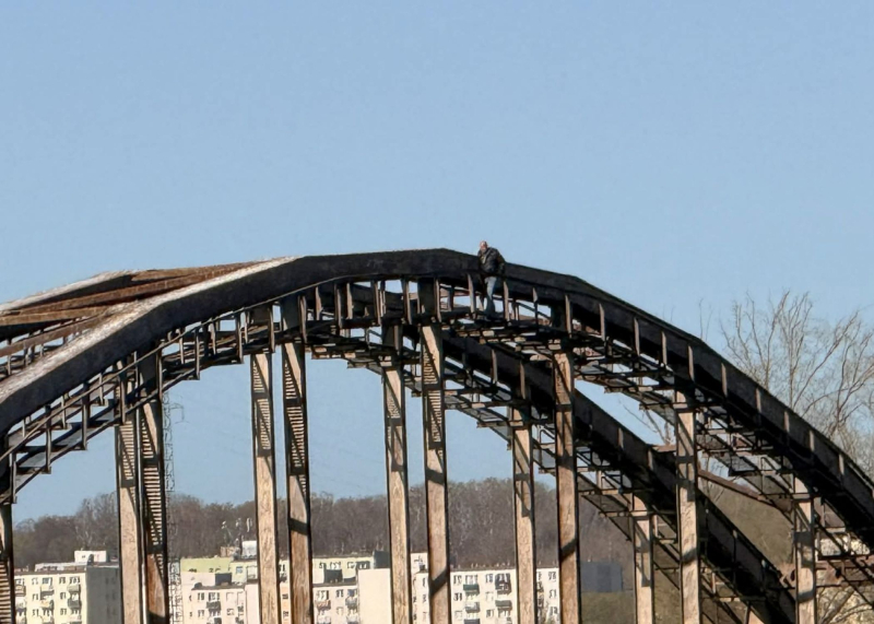 2/3 Mężczyzna wszedł na most kolejowy w Gorzowie