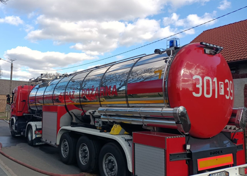 1/10 Pożar stodoły w Wysokiej. Na miejscu 9 zastępów straży pożarnej