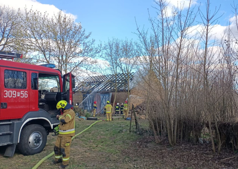 2/10 Pożar stodoły w Wysokiej. Na miejscu 9 zastępów straży pożarnej