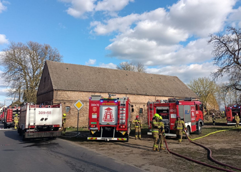 3/10 Pożar stodoły w Wysokiej. Na miejscu 9 zastępów straży pożarnej