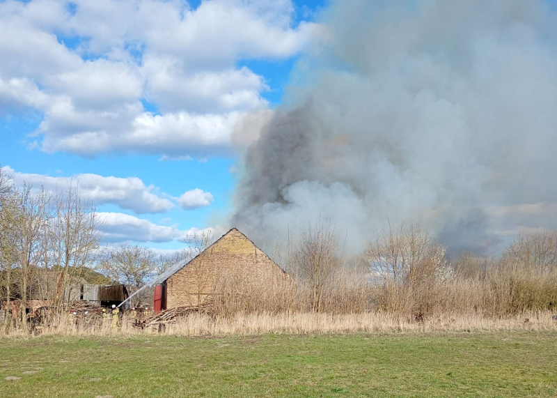 8/10 Pożar stodoły w Wysokiej. Na miejscu 9 zastępów straży pożarnej