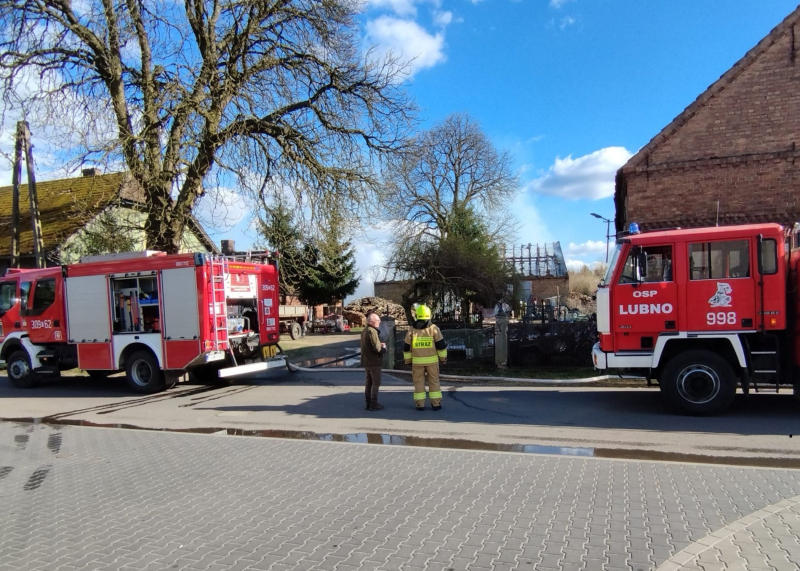 9/10 Pożar stodoły w Wysokiej. Na miejscu 9 zastępów straży pożarnej