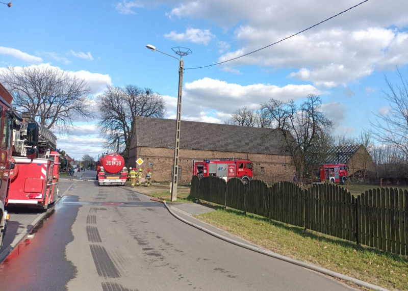 10/10 Pożar stodoły w Wysokiej. Na miejscu 9 zastępów straży pożarnej