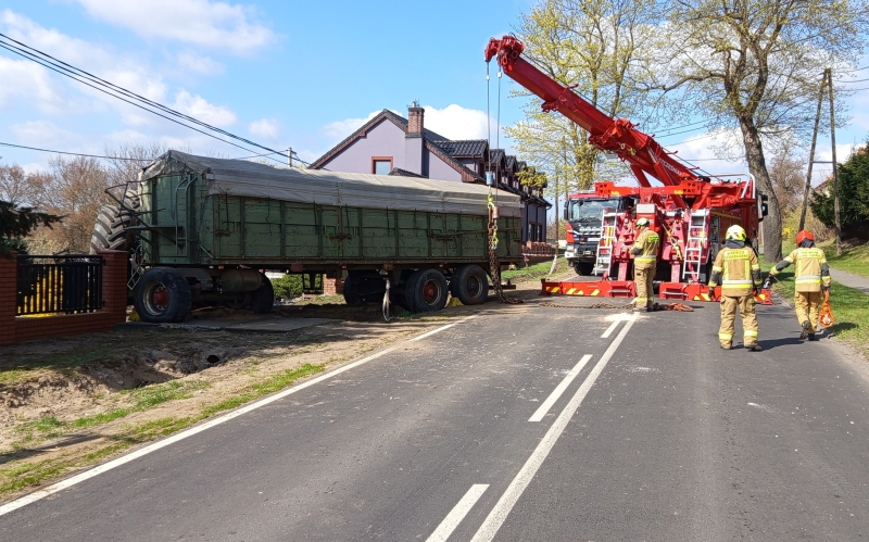 1/5 Wypadek ciągnika rolniczego w Zwierzynie