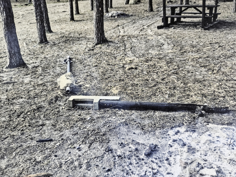 2/5 Nastolatkowie zdewastowali wiatę nad jeziorem w Gliniku