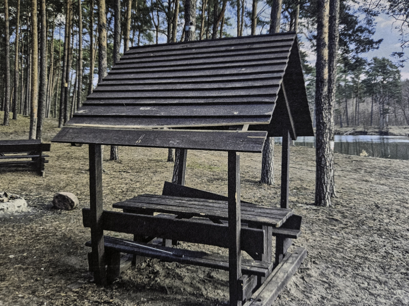 4/5 Nastolatkowie zdewastowali wiatę nad jeziorem w Gliniku