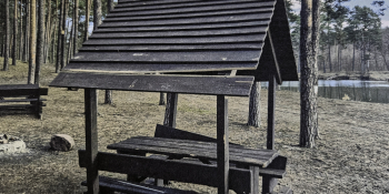 Nastolatkowie zdewastowali wiatę nad jeziorem w Gliniku