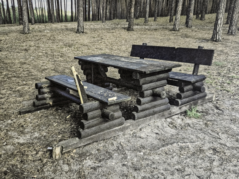 5/5 Nastolatkowie zdewastowali wiatę nad jeziorem w Gliniku