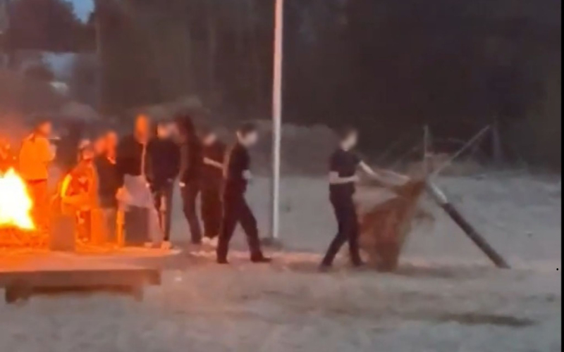 1/6 Niszczyli i palili plażowe parasole w ognisku nad jeziorem w Karninie