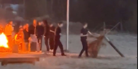 Niszczyli i palili plażowe parasole w ognisku nad jeziorem w Karninie