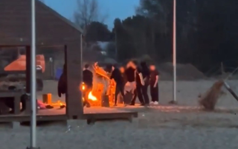 2/6 Niszczyli i palili plażowe parasole w ognisku nad jeziorem w Karninie