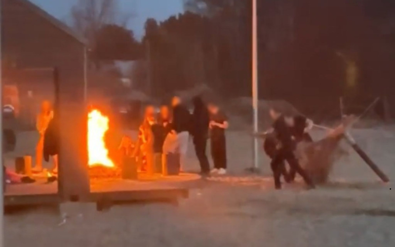 3/6 Niszczyli i palili plażowe parasole w ognisku nad jeziorem w Karninie