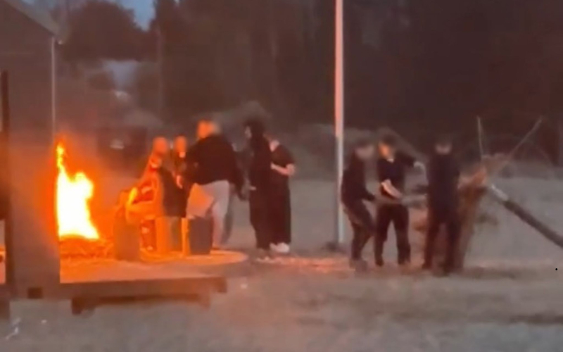 6/6 Niszczyli i palili plażowe parasole w ognisku nad jeziorem w Karninie