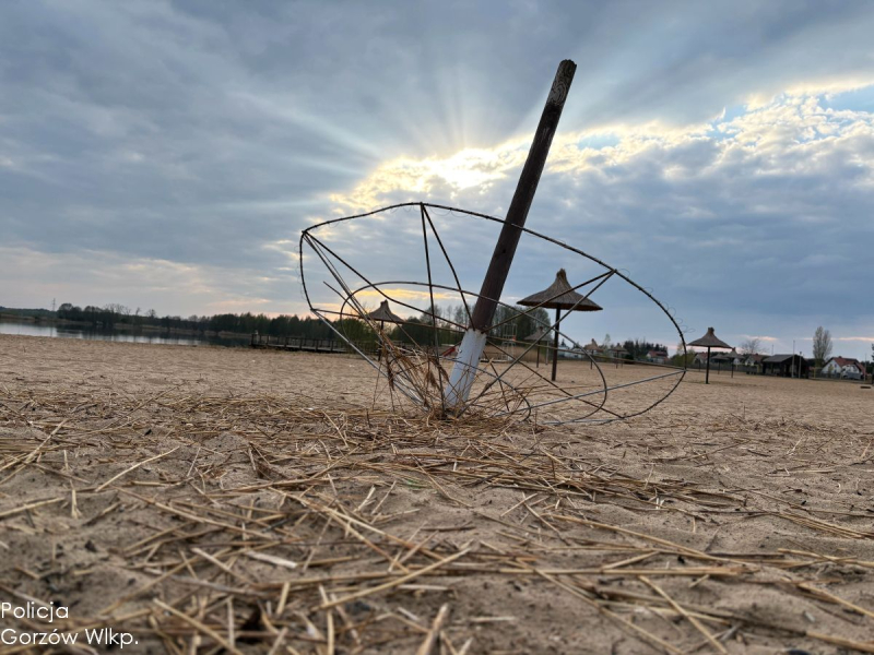 7/9 Niszczyli i palili plażowe parasole w ognisku nad jeziorem w Karninie
