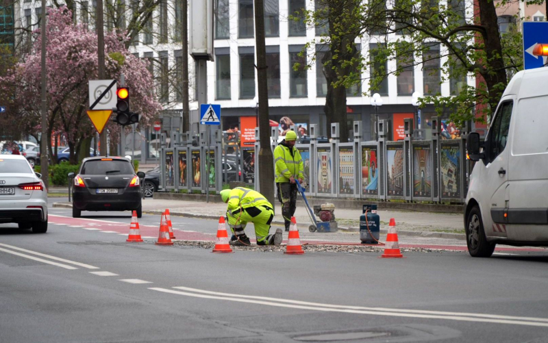 3/7 Usuwanie oznakowania poziomego na Dąbrowskiego