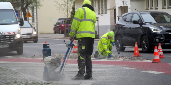 Usuwanie oznakowania poziomego na Dąbrowskiego