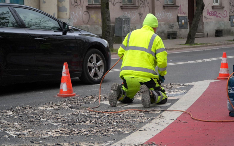 5/7 Usuwanie oznakowania poziomego na Dąbrowskiego