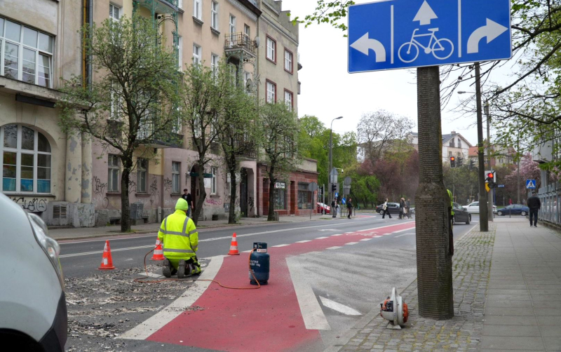 6/7 Usuwanie oznakowania poziomego na Dąbrowskiego